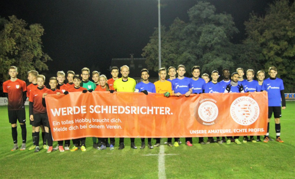 Die B-Jugend-Teams des VfL Dreihausen und des JFV Ohmtal Homberg gemeinsam mit SR Fabian Bierau